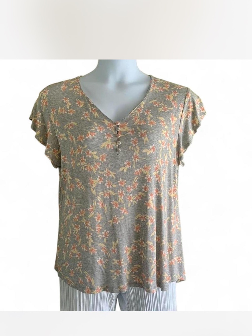 Liz Claiborne Gray Floral V-Neck Button-Front Top